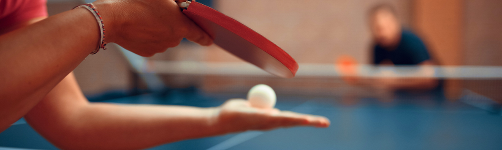 Service lors d’une rencontre de tennis de table